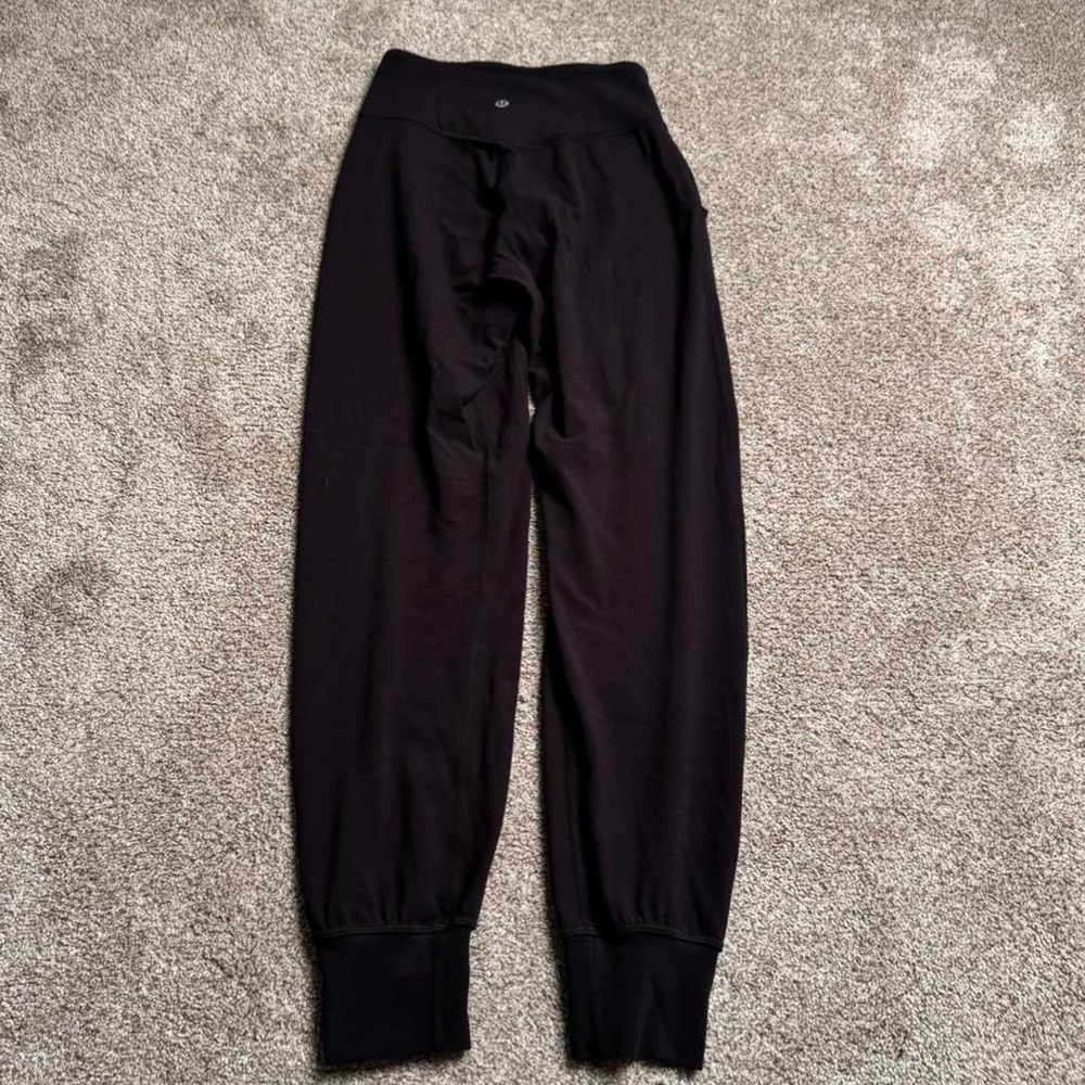 BLACK LULULEMON HIGH-WAISTED LEGGINGS